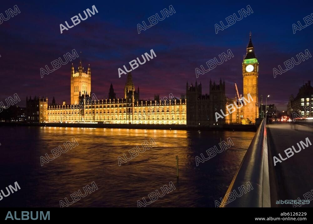 London (England), Westminster, Houses of Parliament (Parlamentsgebäude, nach Brand 1834 Neubau 1837-1868; Arch.: Charles Barry).-Blick über die Themse auf die Houses of Parliamant mit Uhrturm Big Ben.-Foto, 2008.