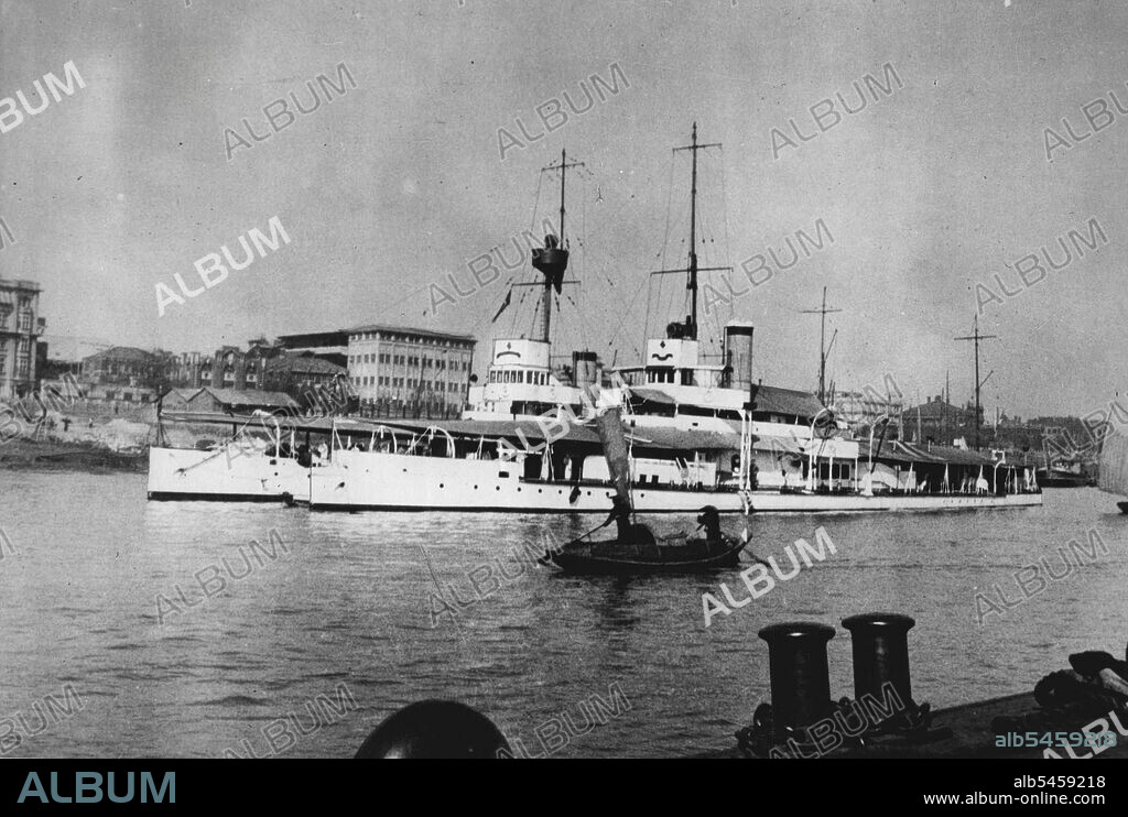 British Gunboats Which Were Under Fire In China - Japanese Apologies For Shelling Of "Ladybird" - A picture just received in London of H.M.S. "Ladybird" (left) and H.M.S. "Bee", the British gunboats which have defined Japanese shells and bombs of Hankow.Japan has now handed over her reply to Britain's note of protest about the shelling of the "Ladybird" and other British ships near Nanking, in which Able-Seaman T.N. Longergan of the "Ladybird" was killed. It is understood that the Japanese say the "Ladybird" incident was caused entirely by a mistake, and hints at compensation for losses. December 28, 1937.