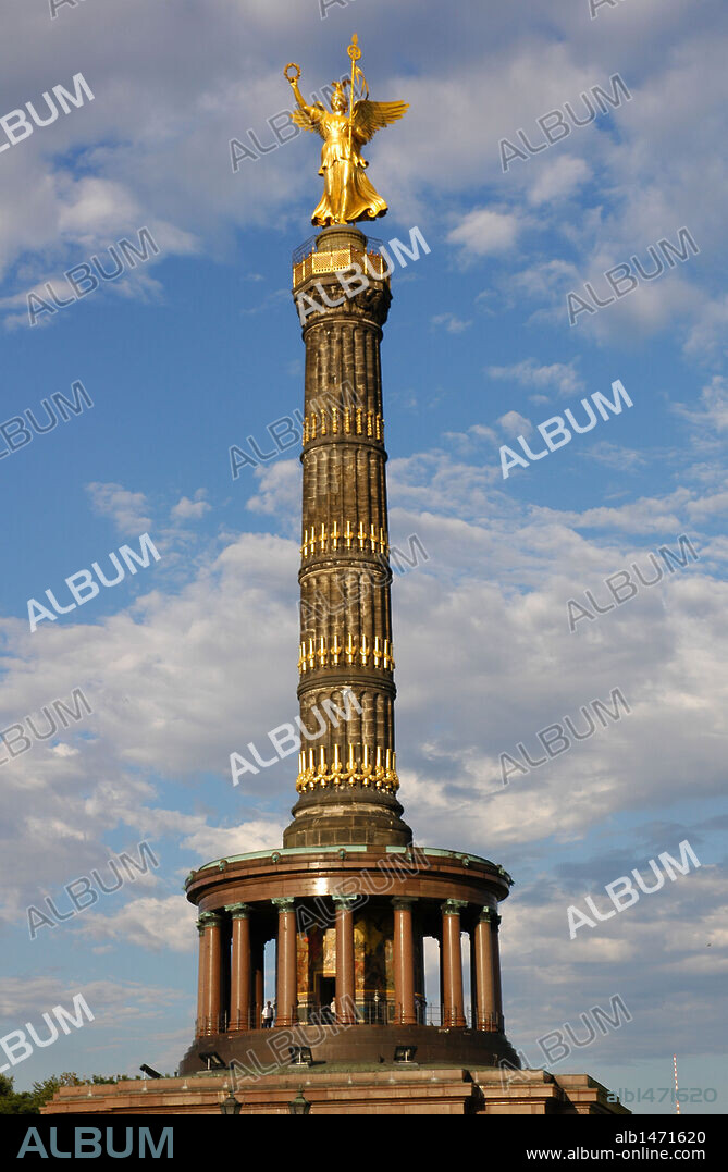 ALEMANIA. BERLIN. SIEGESSAULE (COLUMNA DE LA VICTORIA), erigida entre 1864 y 1873 por el arquitecto Johann Heinrich Strack (1805-1880) para conmemorar la victoria prusiana de 1864. S. XIX. Está coronada por una escultura de la diosa Victoria ('Nike' griega), representada como una mujer con alas, que porta la palma y una corona de laurel. Es obra del escultor alemán Friedrich Drake (1805-1882). Se encuentra en el Parque Tiergarten. Berlín. Alemania.