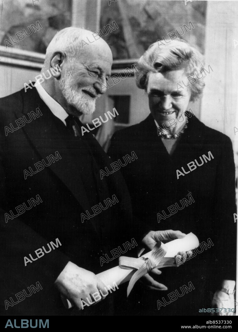 FILE SWEDEN NOBEL 1968.. PEACE PRIZE WINNER René Cassin from France has received his prize from the chairman of the Norwegian Nobel Commitee, Åse Liones. Foto: EPU Kod: 193 COPYRIGHT SCANPIX SWEDEN.