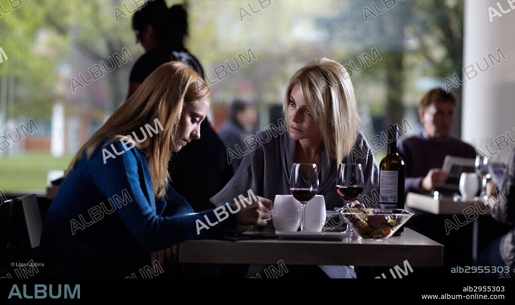 BELEN RUEDA y MICHELLE JENNER en NO TENGAS MIEDO, 2011, dirigida por MONTXO ARMENDARIZ. Copyright ORIA FILMS.