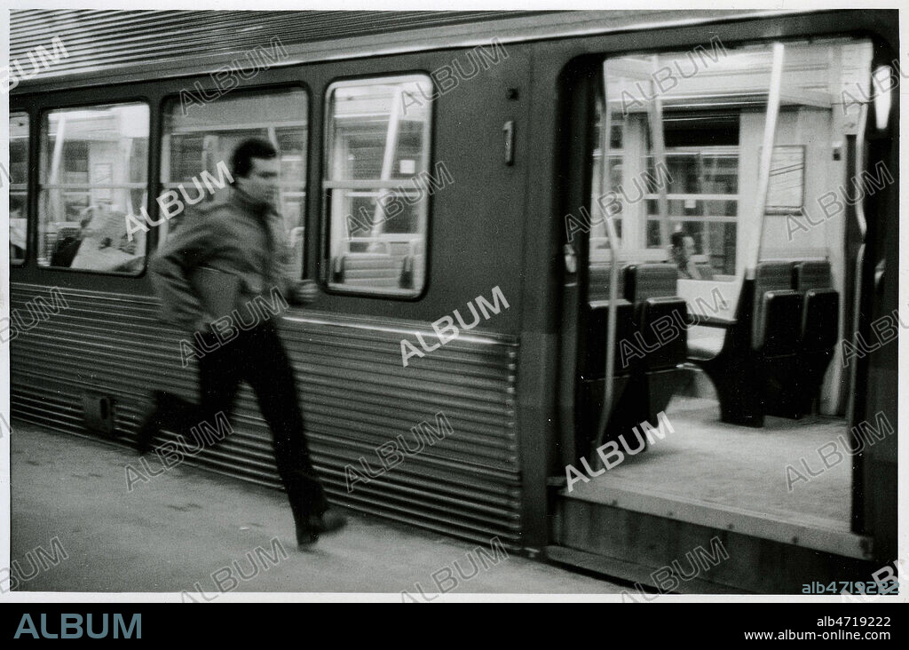 Gare Saint-Lazare. Transport en commun, Paris et banlieue. Quelqu'un court sur le quai pour attrapper le train. Depart au travail . Annees 70 . Vers 1970. Photographie Credit: Photo JEAN POTTIER / KHARBINE TAPABOR.