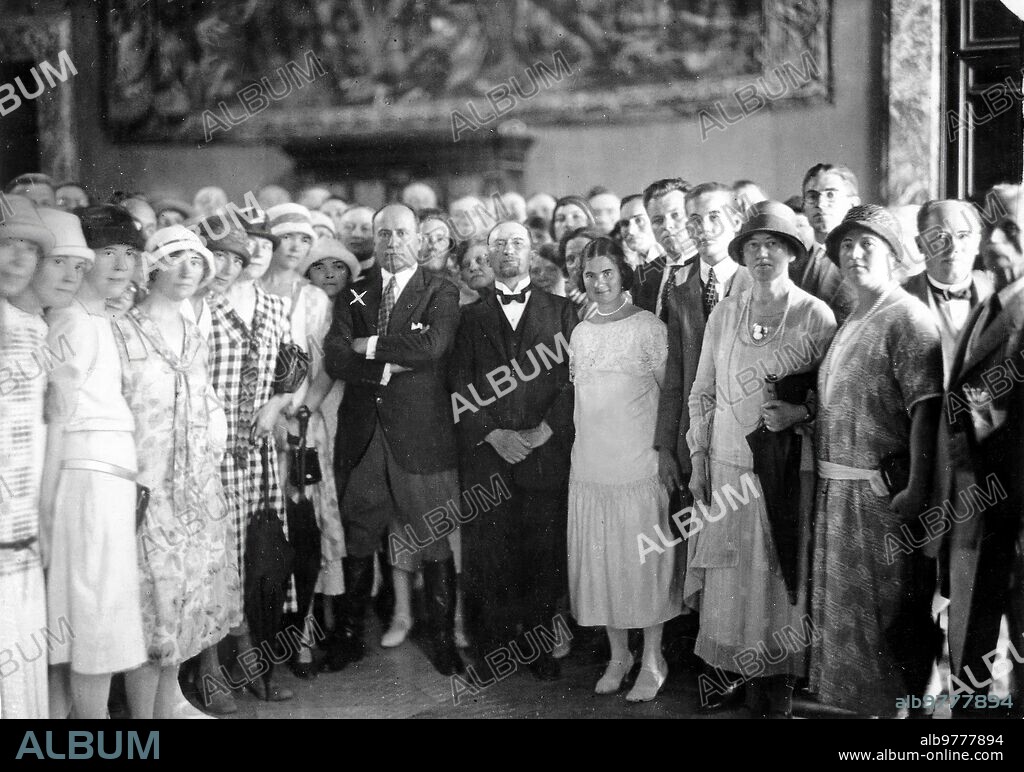 Julio 1926. Roma,en el palacio Chigi:el presidente del Consejo, Sr.Mussolini, en el salón de la Victoria,con la representación de Maestros Noruegos A Quienes Pidio Amplios Informes de los Sistemas Educativos de su Pais (foto Porry Pastorel).