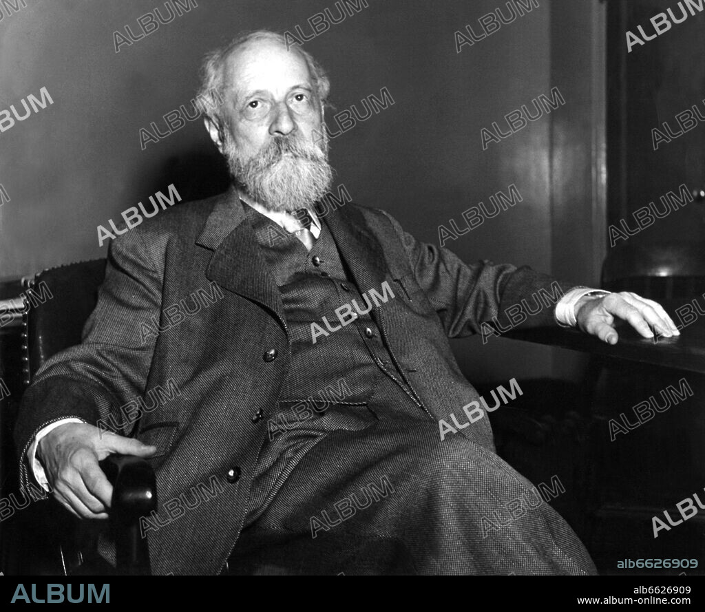 Der Religionsphilosoph Martin Buber in einer undatierten Aufnahme. Er übersetzte das Alte Testament neu ins Deutsche, mit seinem Buch "Ich und Du" (1923) beeinflußte er auch die christliche Theologie. An der Universität Frankfurt am Main lehrte Buber jüdische Religionswissenschaften und Ethik, nach seiner Flucht 1938 nach Palästina setzte er dort seine Lehrtätigkeit bis 1951 fort. 1952 wurde er mit dem Friedenspreis des Deutschen Buchhandels, 1963 mit dem Erasmus-Preis geehrt. Martin Buber wurde am 8. Februar 1878 in Wien geboren und ist am 13. Juni 1965 in Jerusalem gestorben. 30/11/1999