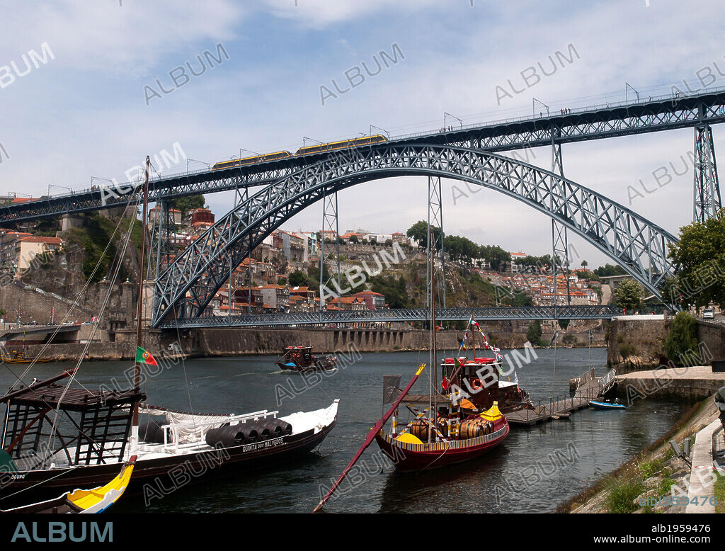 PORTUGAL. OPORTO (PORTO). PUENTE DE LUIS I sobre el RIO DUERO. De estructura metálica, fue construído en el año 1886 por Teófilo SEYRIG, discípulo de G. Eiffel. Distrito de Oporto.