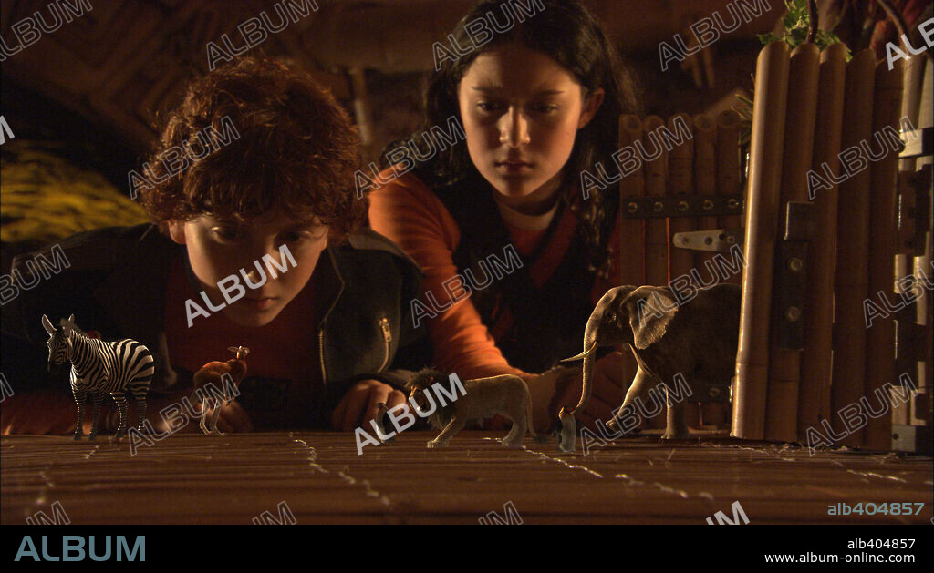 ALEXA VEGA and DARYL SABARA in SPY KIDS 2: ISLAND OF LOST DREAMS, 2002 (SPY KIDS 2: LA ISLA DE LOS SUEÑOS PERDIDOS), directed by ROBERT RODRIGUEZ. Copyright DIMENSION FILMS / TORRES, RICO.