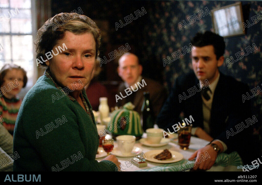 IMELDA STAUNTON in VERA DRAKE, 2004, directed by MIKE LEIGH. Copyright THIN MAN FILMS.