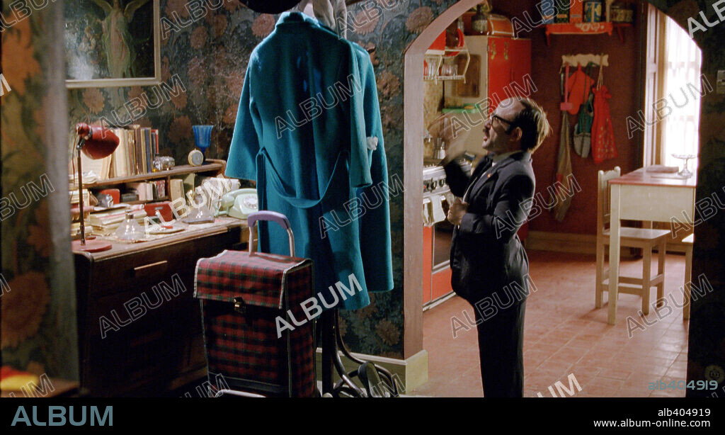EMILIO GAVIRA in MORTADELO & FILEMON: THE BIG ADVENTURE, 2003 (LA GRAN AVENTURA DE MORTADELO Y FILEMON), directed by JAVIER FESSER. Copyright SOGECINE/PELICULAS PENDELTON.