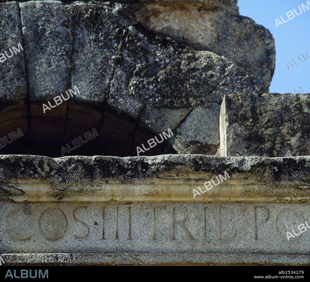 INSCRIPCION LATINA "COS. III. TRIB. POT. III" (Cónsul por tercera vez, ejerciendo la potestad tribunicia por tercera vez). Detalle arquitectónico en el TEATRO ROMANO DE MERIDA (siglo I a. C.). Provincia de Badajoz. Extremadura. España.