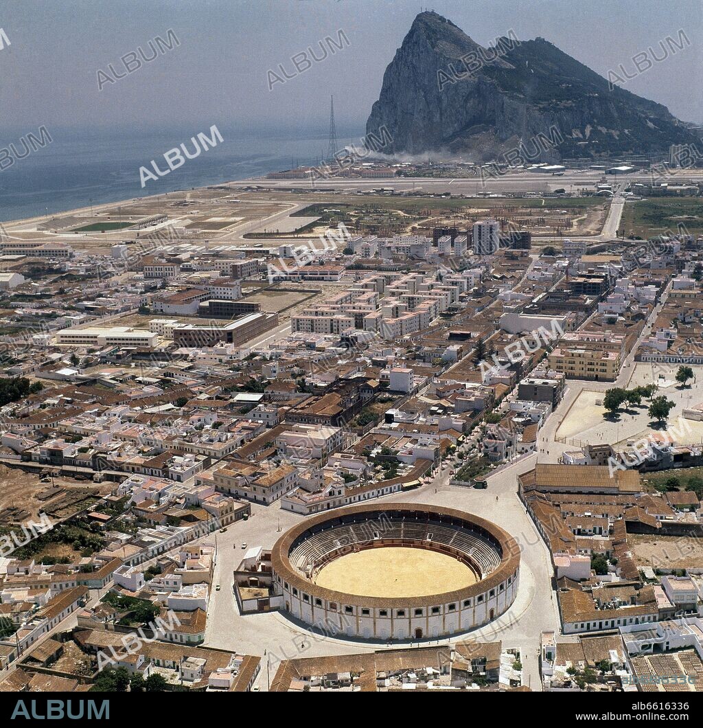 LINEA DE LA CONCEPCION CON EL PEÑON DE GIBRALTAR AL FONDO DESDE ENCIMA DE LA PLAZA DE TOROS- FOTO AÑOS 80.