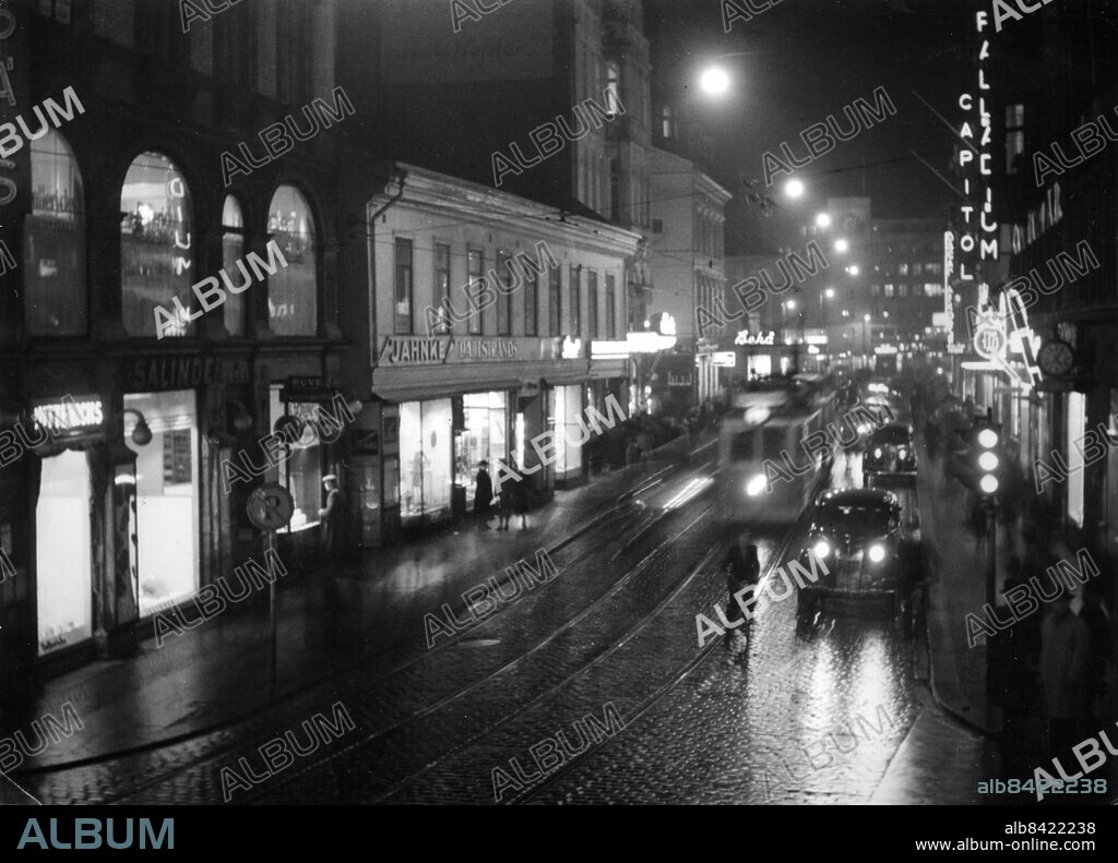 Södergatan i Malmö kvällsbild 1946.. Bild tagen från Buttericks hörna riktning Gustav Adolfs Torg GAT. Spårvagn bilar personbilar.