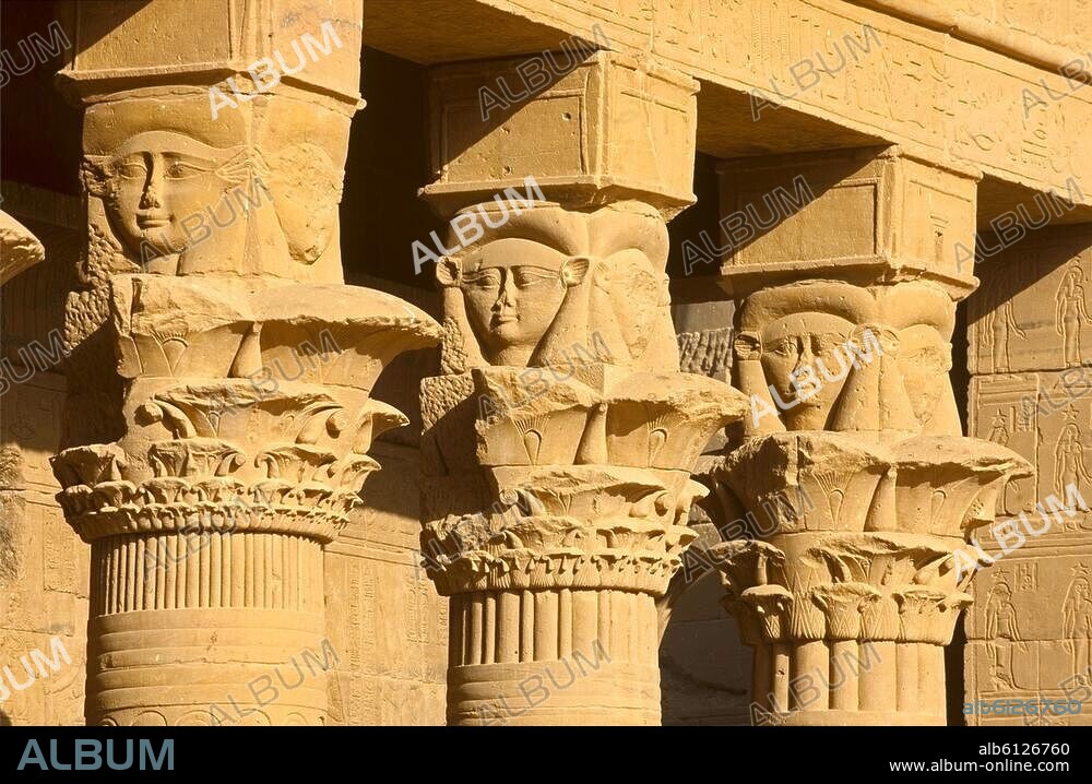 Aegypten, Assuan, rekonstruierter Isis-Tempel auf der Nil-Insel Philae, westlicher Kollonadengang im ersten Innenhof.