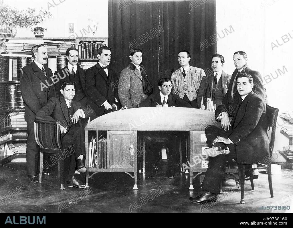 11 abril 1913. El compromiso de los Toreros. Los Matadores de Toros Bombita, Vicente Pastor, Cocherito de Bilbao, Gaona, Mazzantinito, chiquito de Begoña, Ostioscito y Paco Madrid Firmando ayer ante el notario Sr. Sagrera la escritura de la sociedad de Defensa, Organizada por el abogado del montepío Taurino, Sr. Guitarte. Foto Goñi.