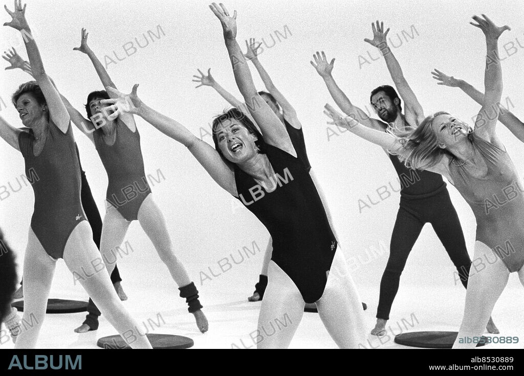 ARKIV 1984 -05-29. Gympaledaren Susanne Lanefelt leder sitt gympingprogram i SVT 29:e maj 1984. Med sina utryck som "kniip" och "draa på" har Susanne Lanefelt fått kultstatus bland gympaledare och hälsoprofeter.. Foto: Jan / Collsiöö SCANPIX / Kod: 1001.