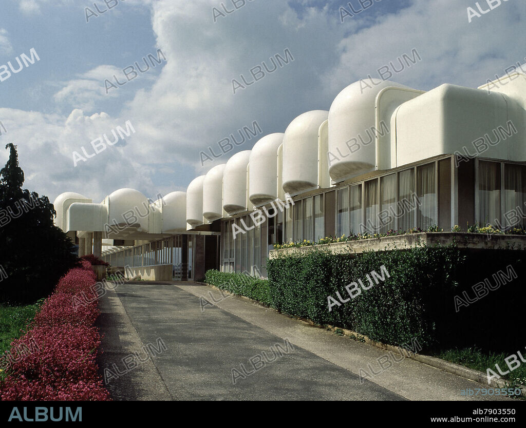 FERNANDO REDON HUICI (1929-2016). CLINICA UBARMIN (1968)- DETALLE DEL EXTERIOR RAMPA DE ACCESO.