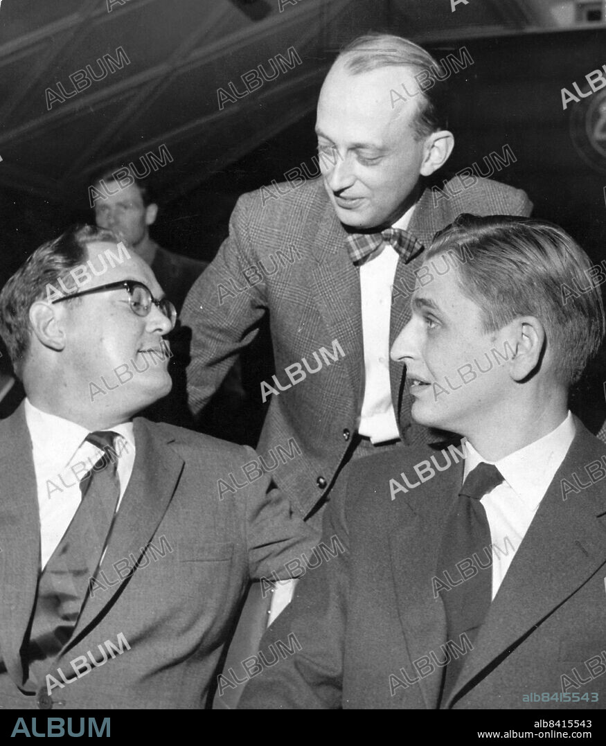 STOCKHOLM 1958-05-06. De tre inledarna vid debatten om skatter och studiefinansiering, som civilingenjörerna i kemifacket ordnade, var (fr.v) direktör Bertil Östergren, fil lic Håkan Berg och riksdagsman Olof Palme. Bidrag från föräldrarna har under desenaste åren minskat, och förvärvsarbete och skuldsättning ökat bland landets studenter, konstaterade direktör Bertil Östergren, Saco, när han inledde en debatt om Studieskulder och beskattning, som anordnats på tisdagskvällen av Svenska kemiingenjörers riksförbund, med representanter för bla Sveriges förenade studentkårer, skattelagsstiftningssakskunniga och andra intressenter.. Foto: Stig A Nilsson / DN / TT / Kod: 43. ** SvD OUT **.