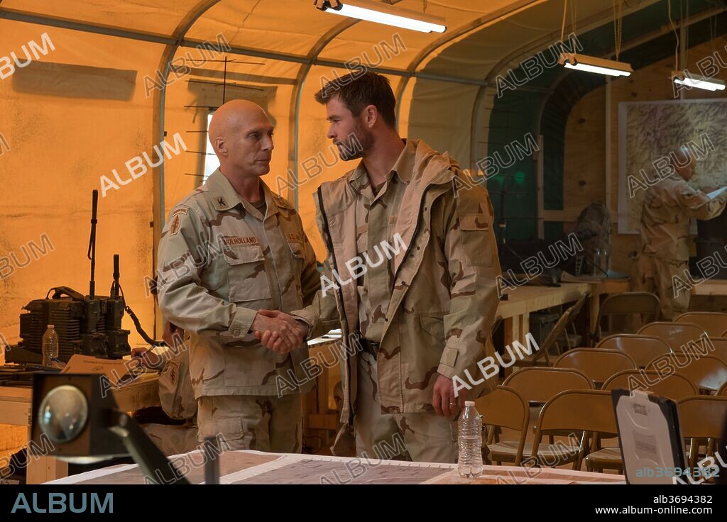 CHRIS HEMSWORTH y WILLIAM FICHTNER en 12 VALIENTES, 2018 (12 STRONG), dirigida por NICOLAI FUGLSIG. Copyright ALCON ENT/BLACK LABEL MEDIA/JERRY BRUCKHEIMER FILMS/LIONSGAT / JAMES, DAVID.