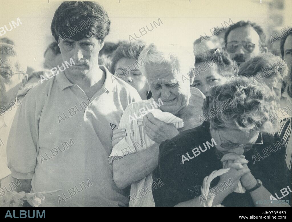 Puerto Hurraco (Badajoz), 08/28/1990. Scenes of pain at the funeral for the victims of the massacre.