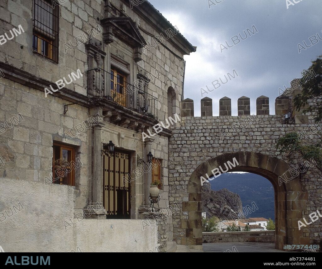 AYUNTAMIENTO-FACHADA Y ARCO EN LA MURALLA.