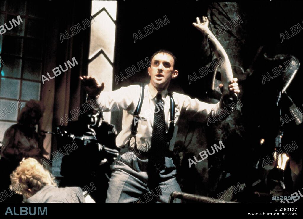 JONATHAN PRYCE en BRAZIL, 1985, dirigida por TERRY GILLIAM. Copyright 20TH CENTURY FOX.