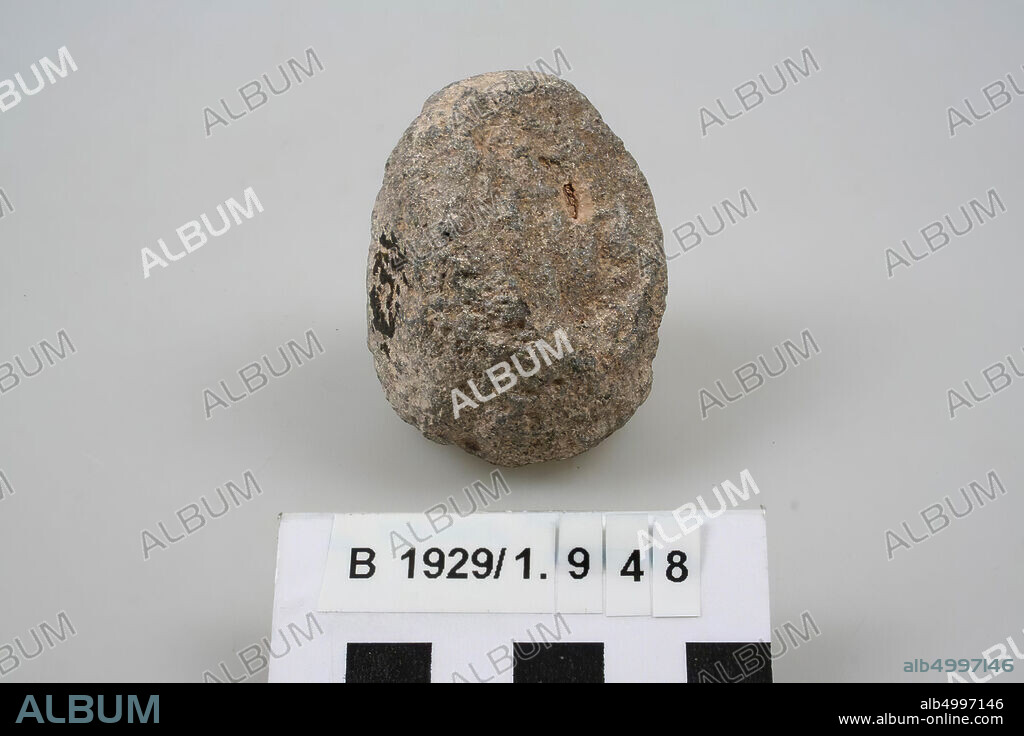An egg-shaped stone, possibly used as a pestle, grindstone, varia, stone, basalt, H 5 cm, D 4 cm, Palestine.