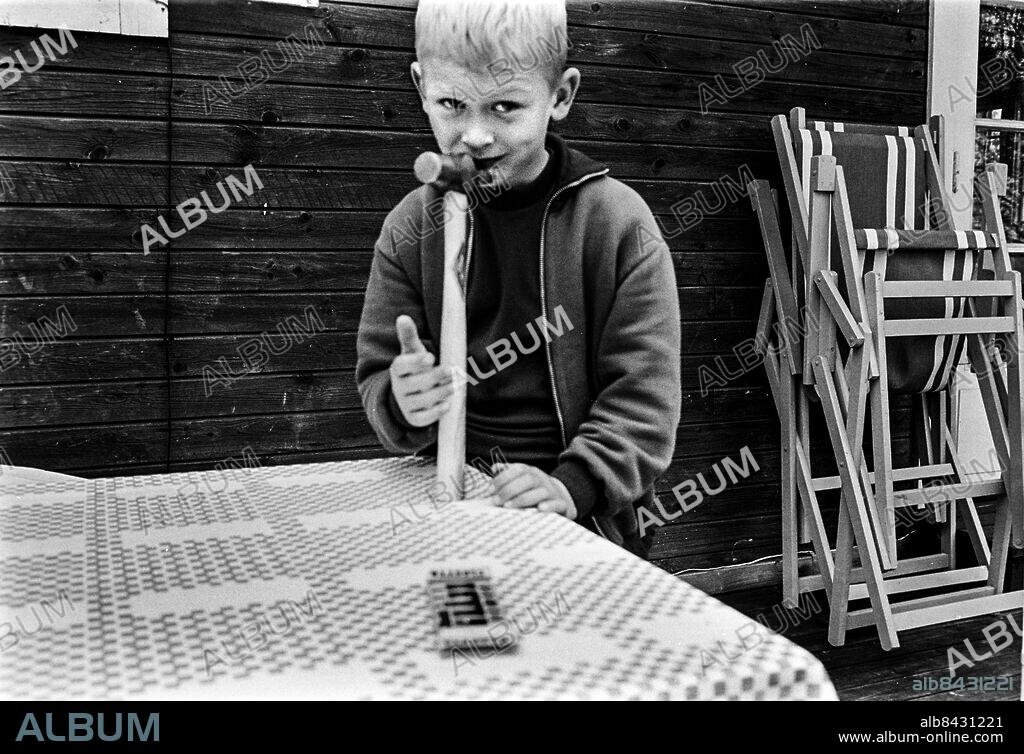 TRANÅS 1962-08-31. Lennart Hylands yngste son Fredrik med en hammare på sommarstället utanför Tranås. Foto: Jarl Ekenryd / RiR / SVT / Kod: 5600 Reportage publ. i RiR 39/62 sid. 16-17, 68 inför TV-programmet Hylands hörna. RiR 16480 sv/v neg persons: FREDRIK HYLAND sites: SMÅLAND;SVERIGE.