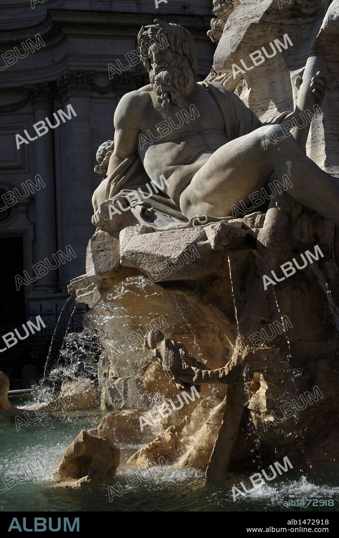 ARTE BARROCO. ITALIA. BERNINI, Gian Lorenzo (1598-1689). FUENTE DE LOS CUATRO RIOS (FONTANA DEI QUATTRO FIUMI) (1647-1651), donde se representan el Nilo, el Ganges, el Danubio y el Río de la Plata. Detalle de la ESCULTURA DE UN GIGANTE representa al RIO GANGES. Plaza Navona. ROMA.