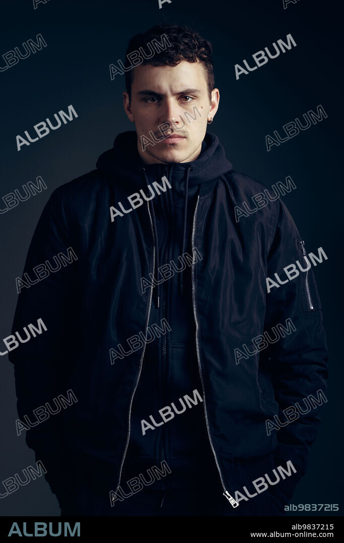 ARON PIPER in FATUM, 2023, directed by JUAN GALIÑANES. Copyright Vaca Films / Amazon Prime Video.