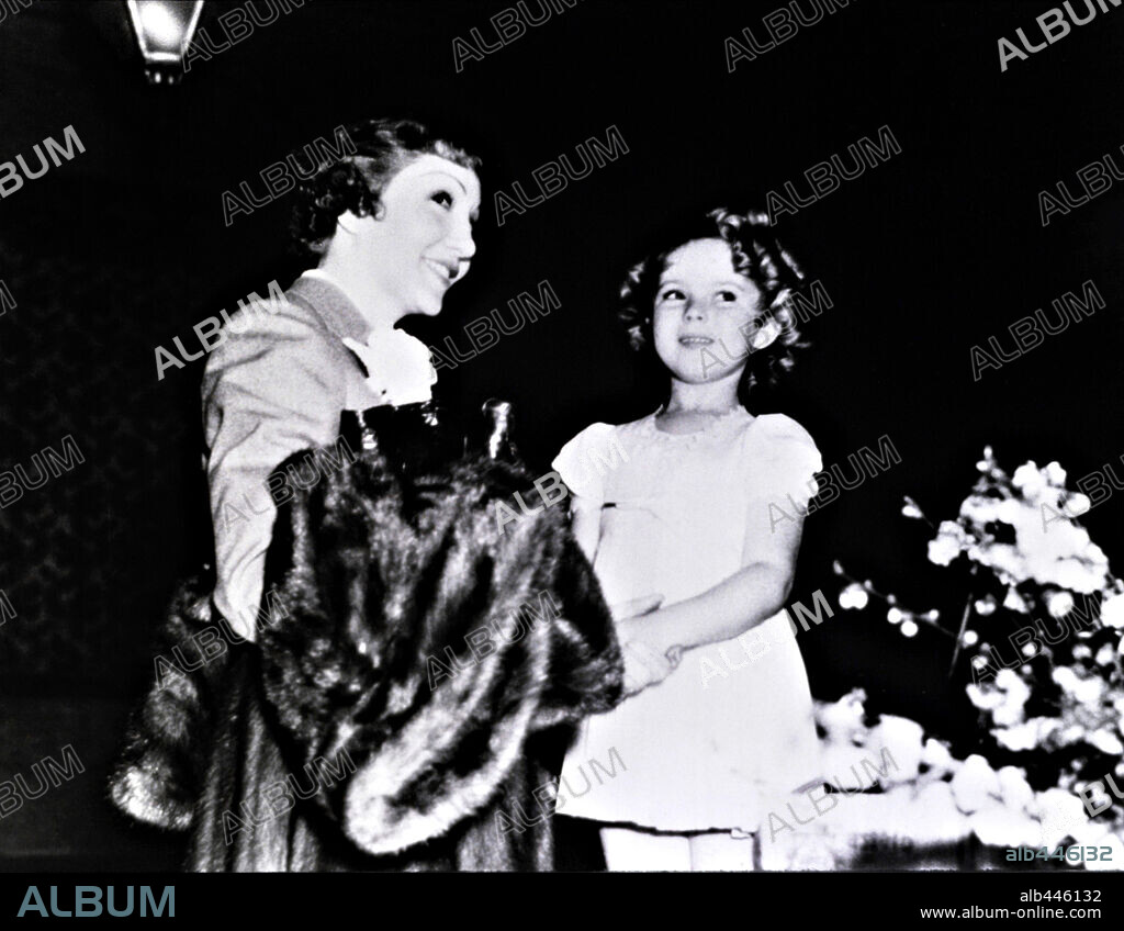 CLAUDETTE COLBERT y SHIRLEY TEMPLE. 7ª Edición de los Premios Oscar (1935). Claudette Colbert premiada como mejor actriz por "Sucedió una noche". La acompaña Shirley Temple. 1935
