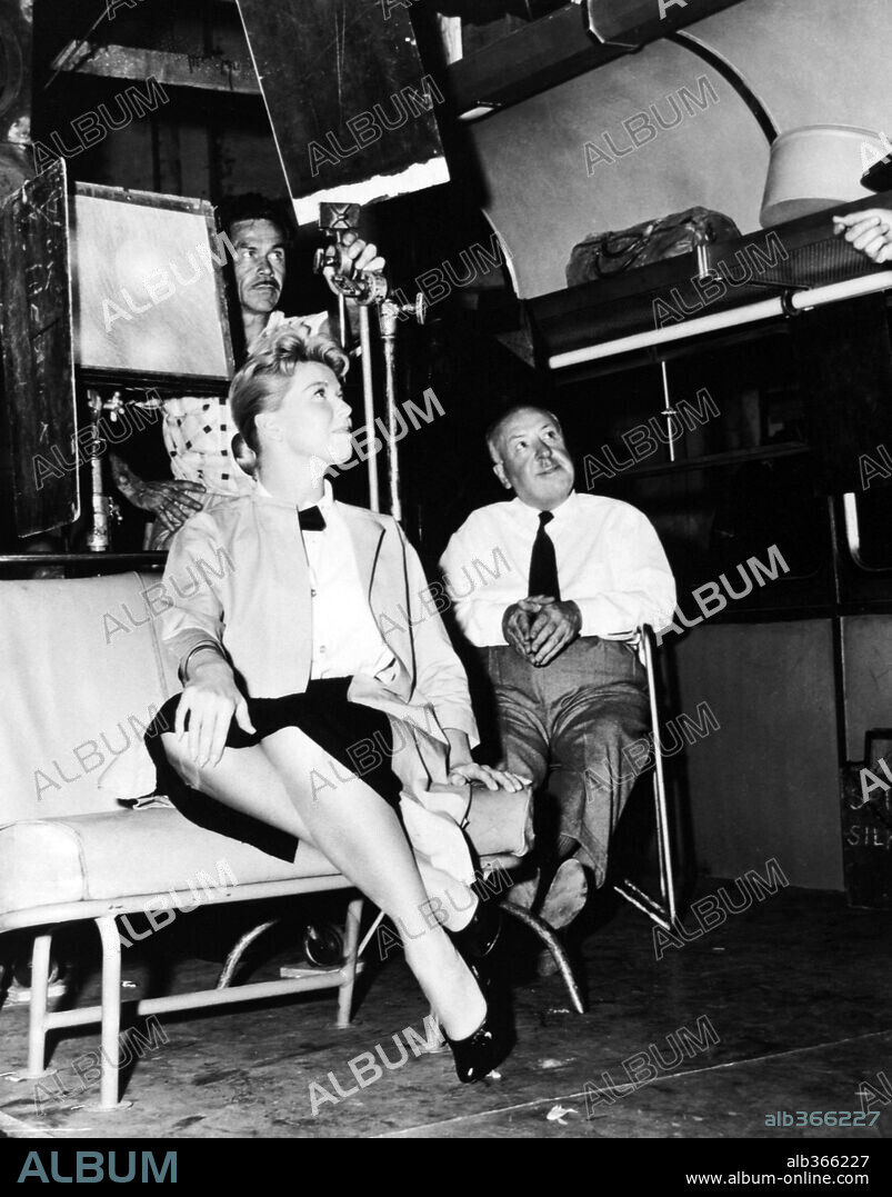 ALFRED HITCHCOCK et DORIS DAY dans THE MAN WHO KNEW TOO MUCH, 1956, réalisé par ALFRED HITCHCOCK. Copyright PARAMOUNT PICTURES.