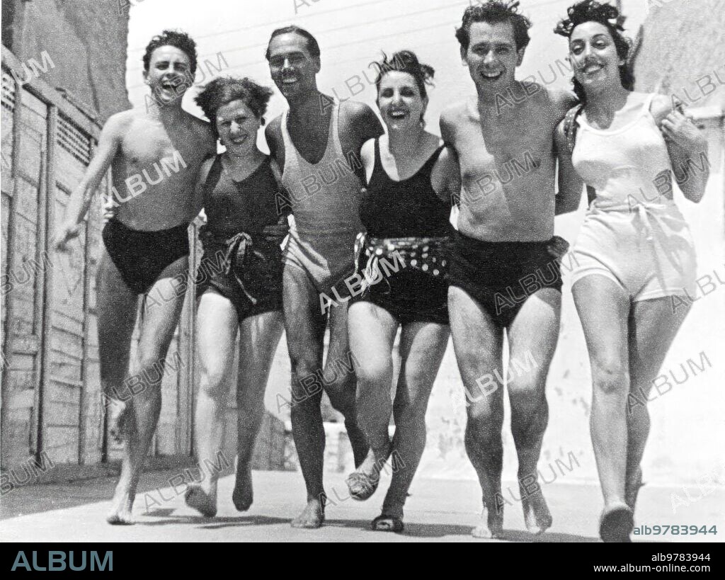 1930. Cernuda corre a la playa de Valencia junto con Víctor Cortezo, Manuel Altolaguirre y unas amigas.