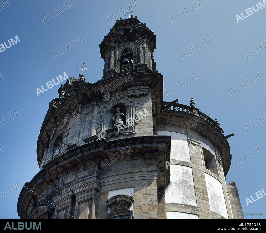ARTE NEOCLASICO-S. XVIII. ESPAÑA. IGLESIA DE LA PEREGRINA. Construida entre 1778 y 1792 por el arquitecto Antonio SOUTO. Su planta tiene forma de concha o vieira. Detalle de la parte superior de la FACHADA, de forma convexa, con sus dos torres-campanario. PONTEVEDRA. Galicia.