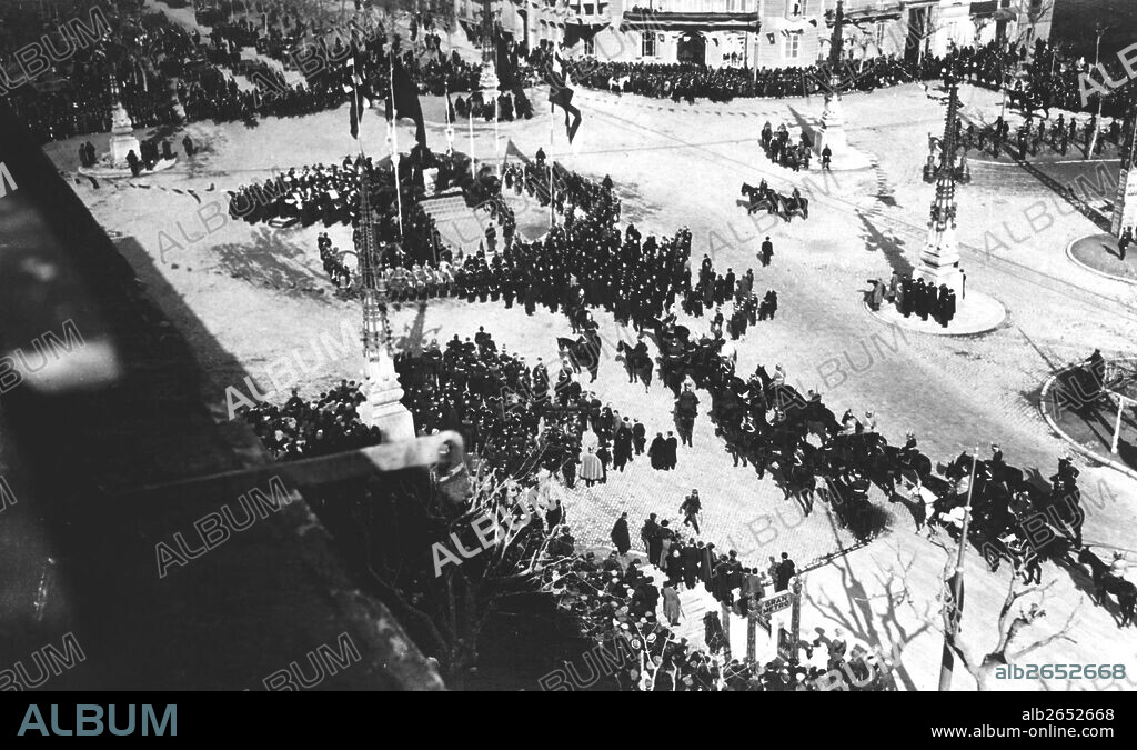 Barcelona. Jura de bandera y misa en el paseo de Gracia cruce con la Diagonal. Año 1925.