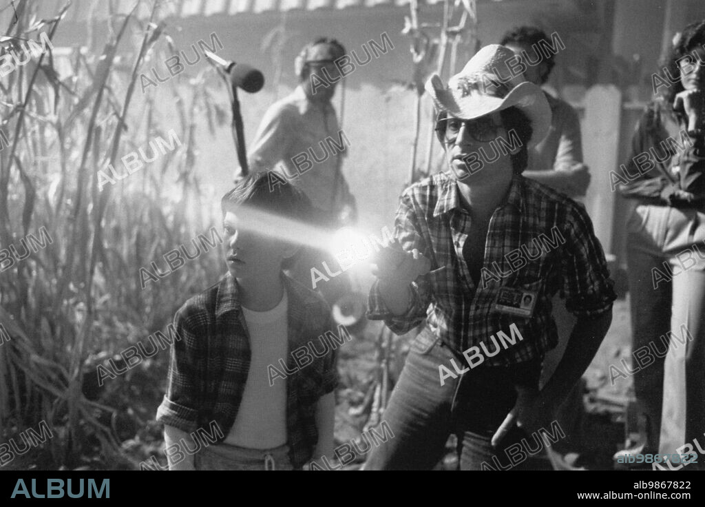 HENRY THOMAS y STEVEN SPIELBERG en E. T. EL EXTRATERRESTRE, 1982 (E. T. THE EXTRA-TERRESTRIAL), dirigida por STEVEN SPIELBERG. Copyright UNIVERSAL PICTURES.
