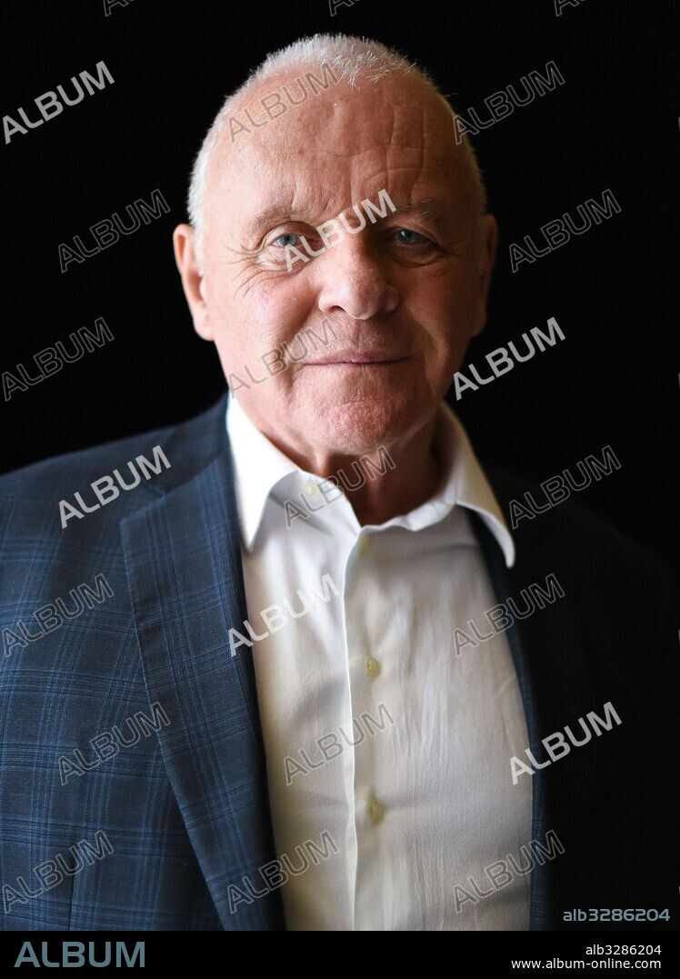 ANTHONY HOPKINS en WESTWORLD, 2016, dirigida por JONATHAN NOLAN. Copyright WARNER BROS. TELEVISION. Temporada 1.