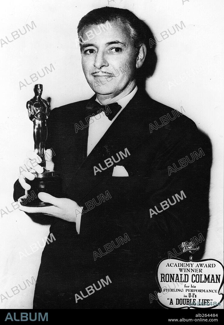 RONALD COLMAN. 20ª Edición de los Premios Oscar / 1948. 
Ronald Colman premiado como mejor actor por "Doble vida". 1948
