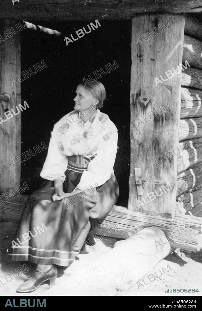 Mora 1955-08-01. En av konstnären Anders Zorns modeller: fru Anna Eklund, Gopshus, på trappan till eldhuset där Zorn målade henne på tavlan "Vallflickans söndag". Foto: SvD / TT / kod 12014.