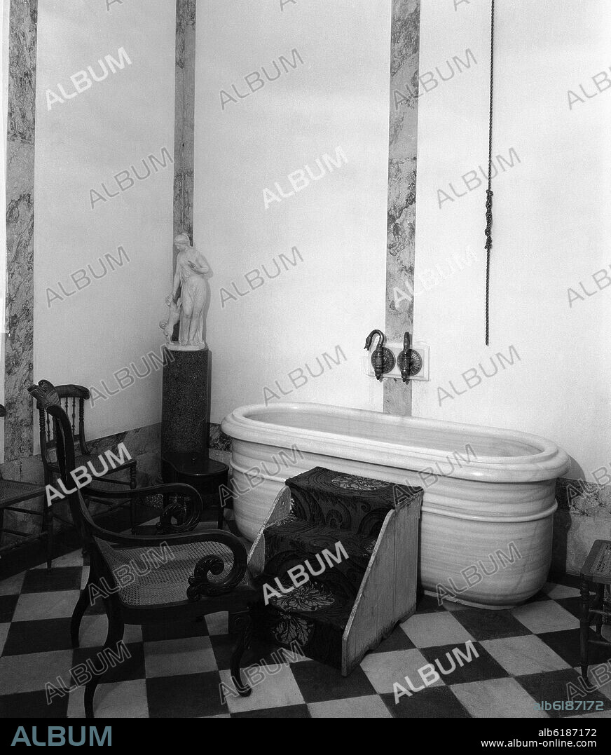 BAÑO DE ISABEL II DEL PALACIO REAL DE ARANJUEZ - FOTOGRAFIA EN BLANCO Y NEGRO - AÑOS 60.