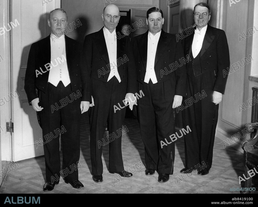 ARKIV 19391213.. Fyra unga statsråd i Per Albin Hanssons samlingsregering samlade i Stockholm omkring 13:e december 1939. Fr. v. Juristkonsult Thorwald Bergquist, kommunikationsminister Gustaf Andersson i Rasjön, handelsminister Fritiof Domö och utrikesminister Christian Günther.. Foto: Svenska Dagbladet / SCANPIX / Kod: 11014.