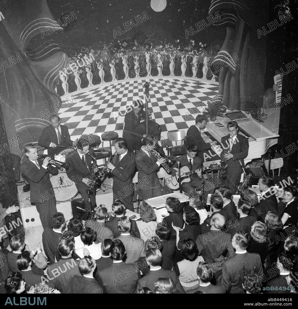 Göteborg Nov-dec 1952. Antagligen Wauxhall på Första Långgatan. På trummorna syns Kenneth Fagerlund, Beppo Gräsman på trumpet, altsax - Ingemar Glanzelius, Bengt Hallberg på piano, Gunnar Johnsson på bas, Hacke Björksten tenorsax, Joppla Björling på klarinett, Charles Willig på ventilbasun på gitarr Rune Gustafsson.. *** Local Caption *** . KAMERAREPORTAGE.