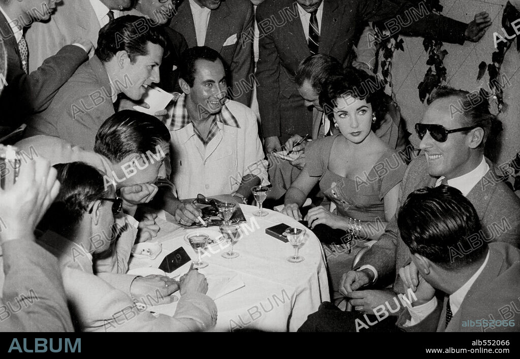 ELIZABETH TAYLOR. E. Taylor visita España con su segundo marido Michael Wilding. 1954