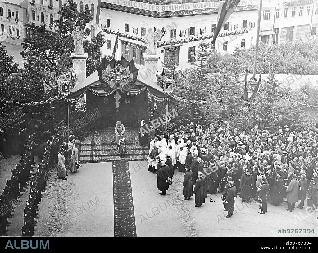 Octubre 1910. El Emperador de Austria Hungría en Mariazell, Francisco José I Saludando A una niña Hija de un guardabosque.