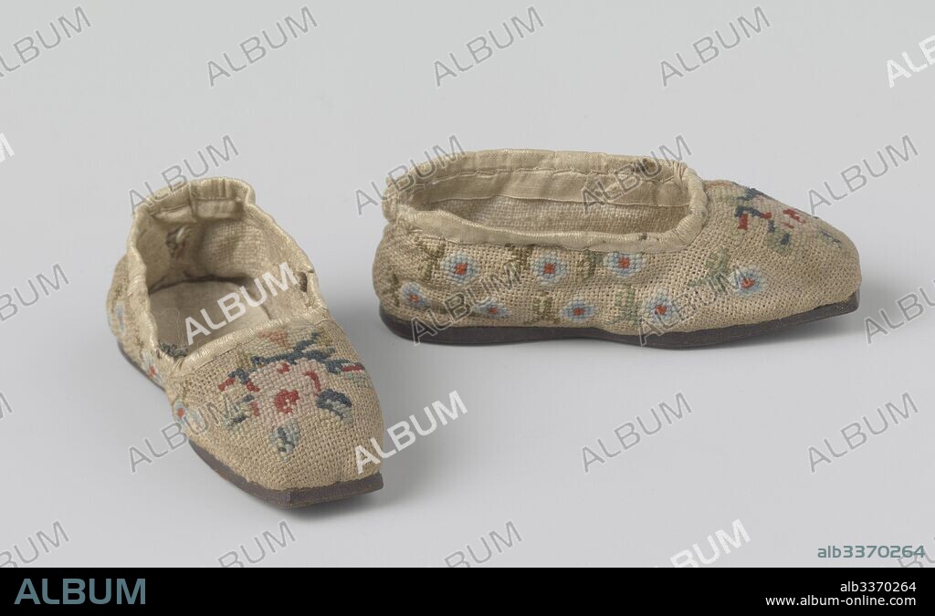 Dolls Shoe linen embroidered with flower sprigs in blue, cross stitch. On the front page a pink rose. No heel, square toe. Netherlands, ca. 1825 - 1850, shoe linen sole leather, embroidery, l 8,5 cm x w 3 cm x h 2.5 cm, Dollhouse, doll house, doll's house object.