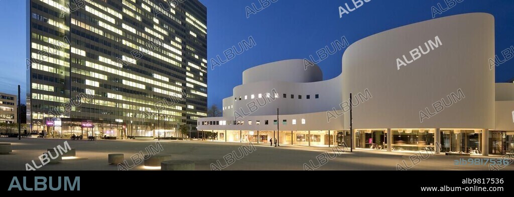 Düsseldorf Schauspielhaus in contrast to the Dreischeibenhaus, Düsseldorf, North Rhine-Westphalia, Germany