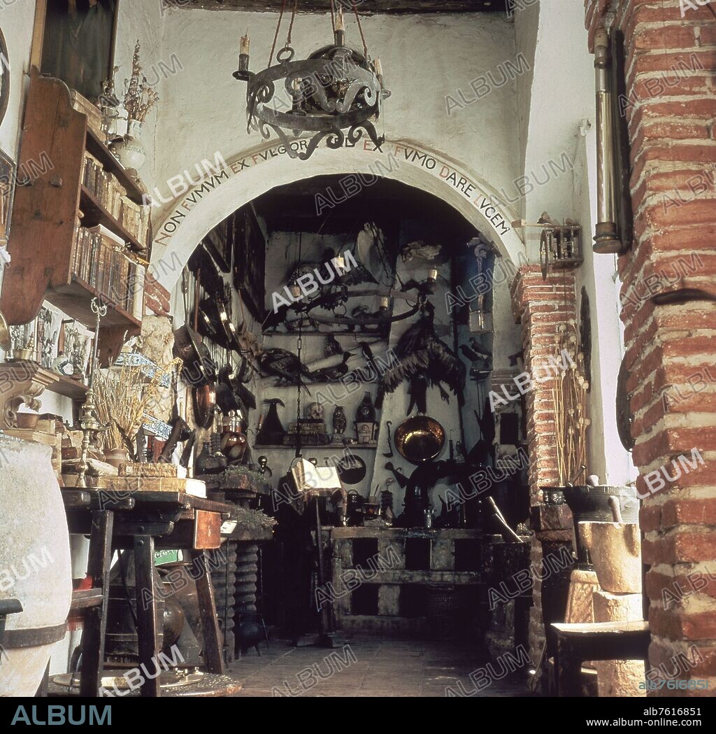 BOTICA ANTIGUA UBICADA EN UN EDIFICIO DEL SIGLO XVIII.