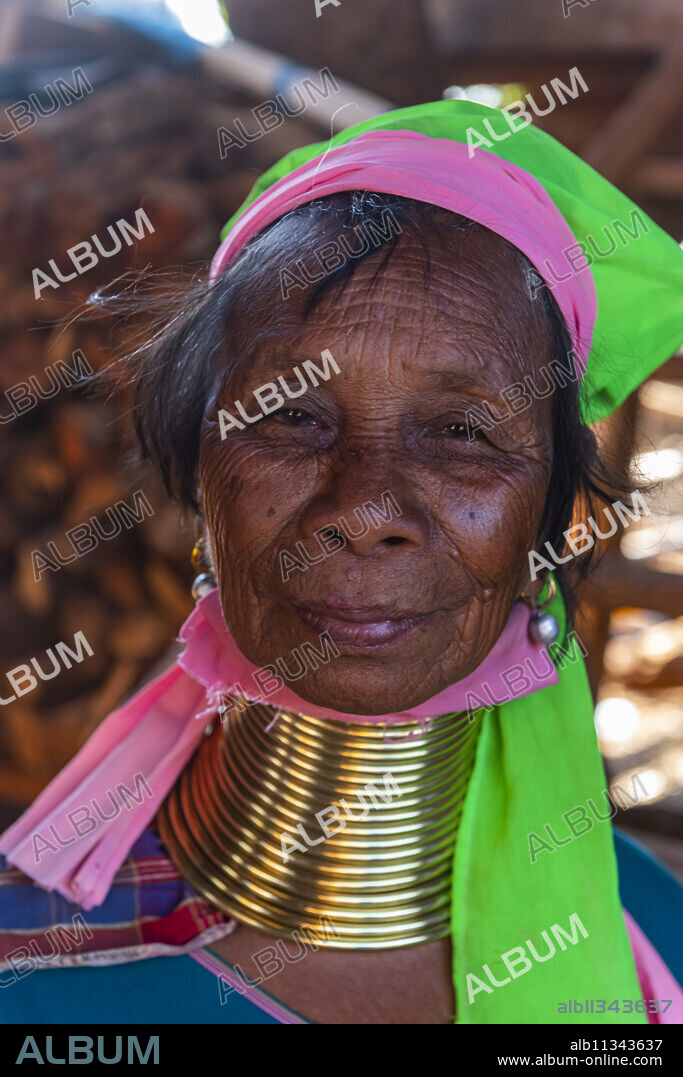 Portrait of a Padaung woman (Giraffe woman) (Long-necked woman), Loikaw area, Panpet, Kayah state, Myanmar (Burma), Asia.