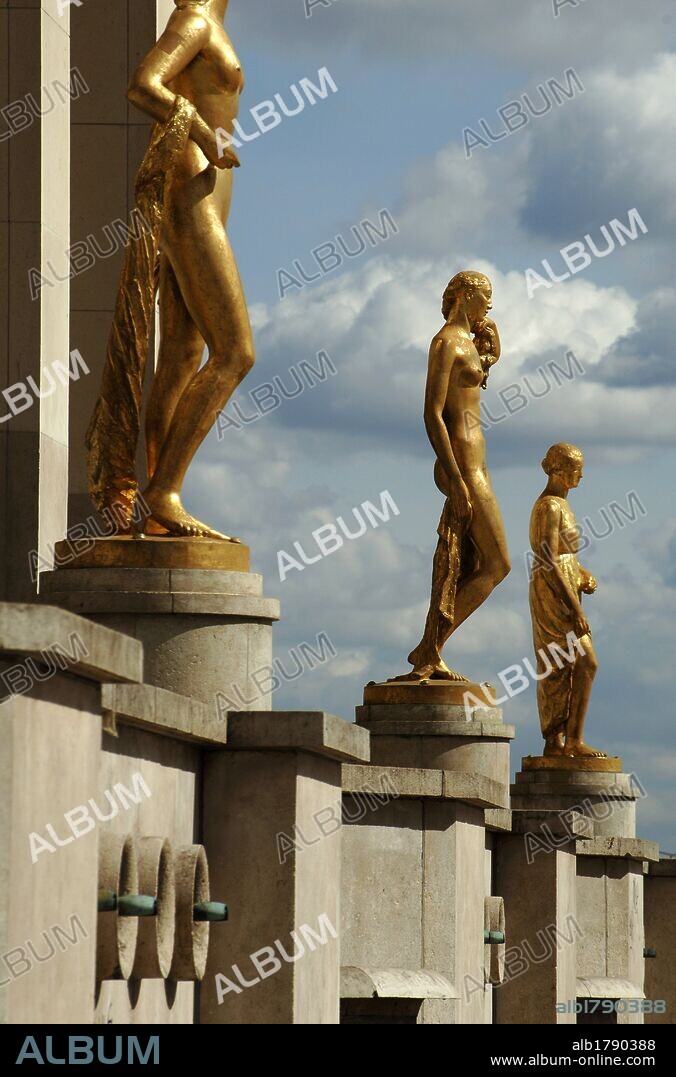 FRANCIA. PARIS. Detalle de las estatuas de bronce dorado que decoran el Palacio Chaillot en los Jardines de Trocadero.