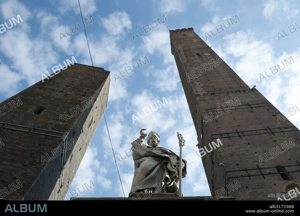 Las dos torres (Due Torri) medievales de Bolonia, Italia. Torre Garisenda y Torre Asinelli, junto a la estatua del patrón de la ciudad San Petronio.