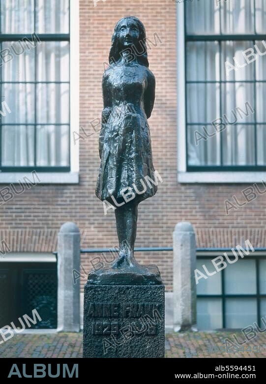 MARI ANDRIESSEN. Frank, Anne ; jeune juive allemande auteur du "Journal d' Anne Frank" ; Francfort / Main 12.6.1929 - camp de concentration de Bergen-Belsen mars 1945. Statue. Sculpture, 1977, de Mari S.Andriessen (1897-1979), Amsterdam, Westermarkt, angle de Prinsengracht.