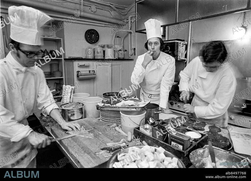 STOCKHOLM 1970-10-20.. LÄTTLAGAT MED FRANK HOLLINGWORTH OCH ARNE NILSSON. TV-program.. Sänt första gången 1970-11-13.. Här ses bl.a. kocken Frank Hollingworth (i mitten) i köket.. Foto: Bertil S-son Åberg / RiR / SVT / Kod: 5600. Reportage publ. i RiR 46/70 sid. 16-17.. RiR 19963 sv/v neg.